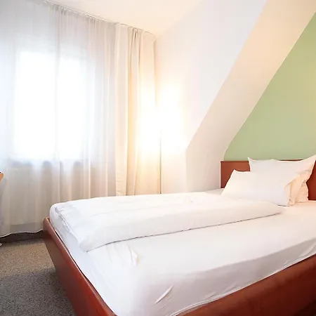 霍夫符腾堡舒适餐厅酒店 2* 特克下的基希海姆