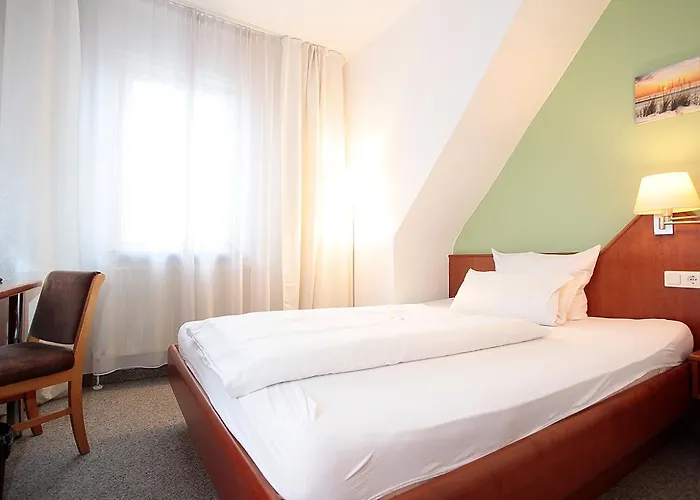 霍夫符腾堡舒适餐厅酒店 2* 特克下的基希海姆